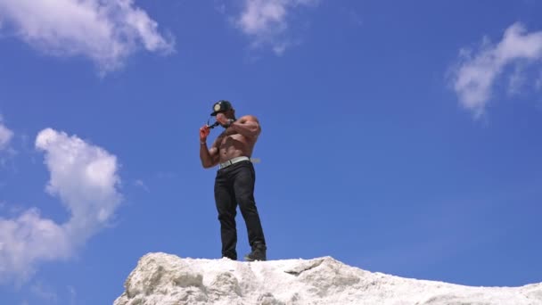 运动员在岩石山上表现出肌肉 英俊的黑人非洲男子健美运动员 赤身裸体躺在岩石山顶上 — 图库视频影像