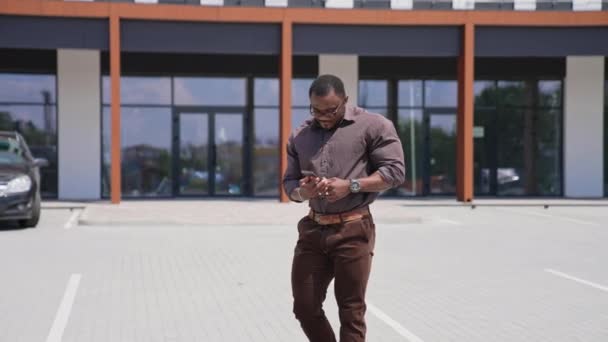 Африканський Бізнесмен Використовує Смартфон Красивий Афроамериканський Молодий Чоловік Використовує Телефон — стокове відео