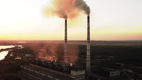 Трубы Завода Загрязняют Атмосферу Воздушный Беспилотник Видом Высокую Дымовую Трубу — стоковое видео