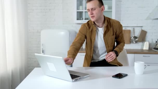 Joven Freelancer Usando Laptop Empresario Trabajando Ordenador Portátil Oficina Casa — Vídeos de Stock