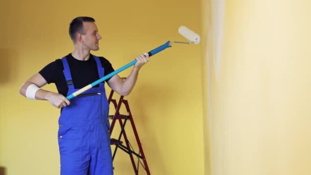 Sala Decoração Homem Nova Casa Parede Pintura Homem Durante Decoração — Vídeo de Stock