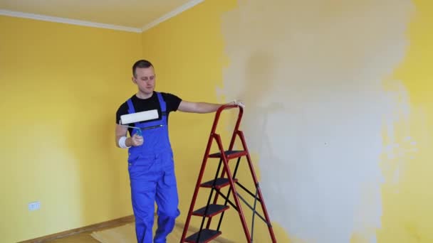 Man Aan Het Schilderen Met Roller Werkman Uniform Die Muren — Stockvideo