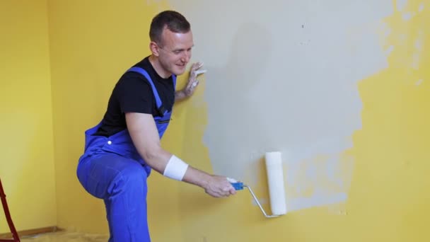 Homem Fazer Reparações Num Apartamento Novo Jovem Parede Pintura Homem — Vídeo de Stock