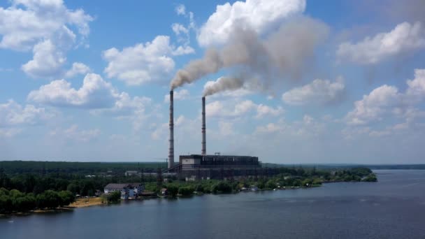 Rookpijpen Van Fabriek Luchtverontreiniging Door Rook Afkomstig Van Twee Fabrieksschoorstenen — Stockvideo