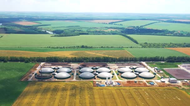 Flyg Över Biogasanläggningar Flygfoto Över Stor Biogasanläggning Mellan Gröna Jordbruksfält — Stockvideo