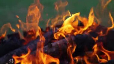 Odunla dolu sıcak bir şömine. Ateş alev dokusu arkaplanının yakın çekim görüntüsü