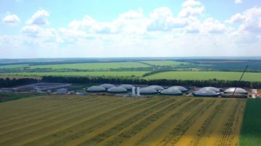 Biyogaz santrali üzerinde uçuş. Yeşil alanlardaki atık su arıtımından kaynaklanan biyogaz fabrikası