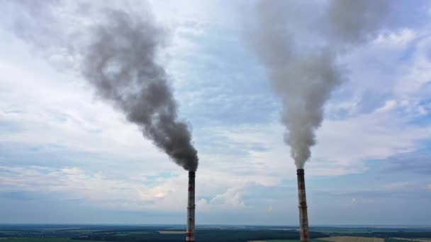 Pipes Throwing Smoke Sky Zona Industrial Com Grande Fumaça Dos — Vídeo de Stock