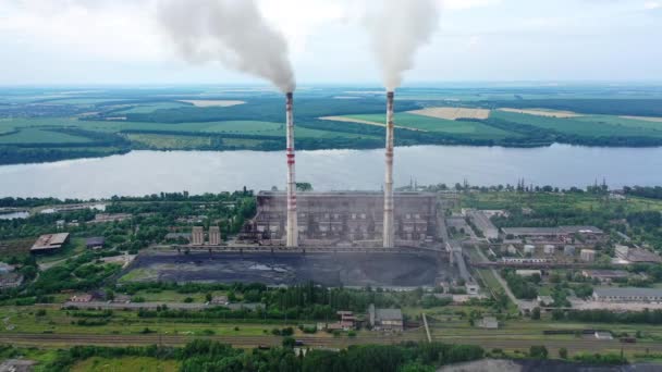 Plantenpijpen Vervuilen Atmosfeer Verontreiniging Van Omgeving Van Fabriekspijp Met Rook — Stockvideo