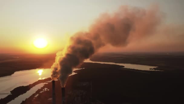 Duża Fabryka Fajkami Ciemny Dym Wydostaje Się Chmurach Komina Fabrycznego — Wideo stockowe