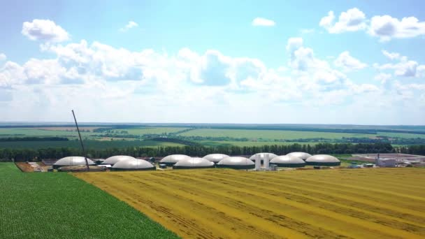 現地の農業複合体 ドローンで撮影した空からのバイオガスプラント — ストック動画