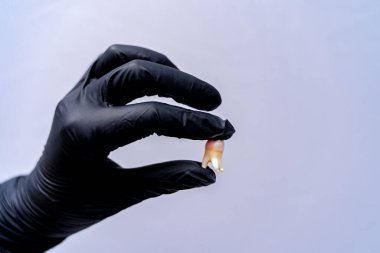 Sigara Tutan Bir Kişi. Elinde sigara tutan siyah eldivenli bir adam.