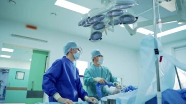 Ameliyathanede hastayı ameliyat eden doktorlar. Profesyonel doktorlardan oluşan bir ekip ameliyathanede ameliyat yapıyor.