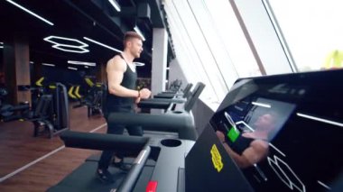 Fitness antrenmanı kardiyo egzersizi. Spor salonundaki koşu bandında koşucu eğitimi.