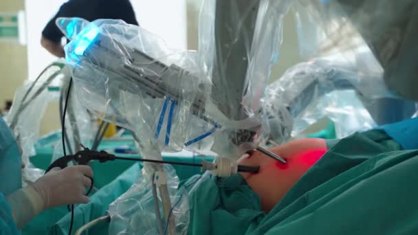 Micro Cirurgia Com Robô Cirurgia Cirurgião Que Usa Braços Robóticos — Vídeo de Stock