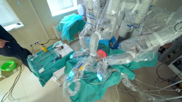 Médicos Usando Robot Cirugía Equipo Cirujanos Trabaja Con Monitorización Pacientes — Vídeos de Stock
