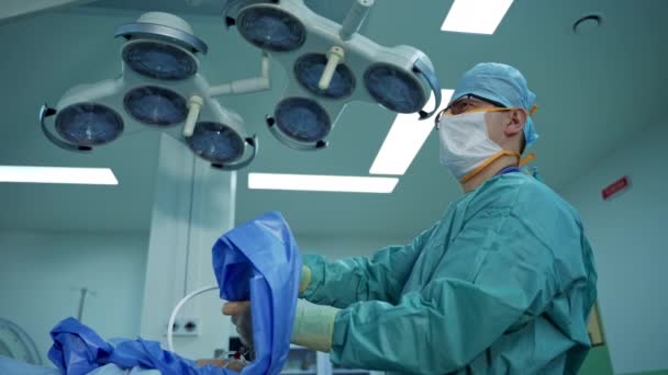 Operační Sál Moderní Klinice Tým Chirurgů Operujících Moderní Nemocnici — Stock video