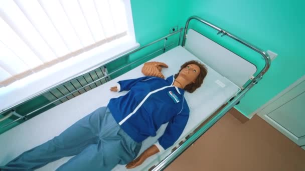 教育のための医療機器 病院のベッドに横たわる医療ダミー — ストック動画
