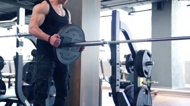 Fitness Man Träning Fitnesscenter Ung Man Som Använder Skivstång Gymmet — Stockvideo