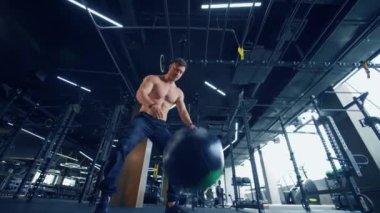 Spor salonunda fitness antrenmanı. Formda kaslı bir adam spor salonunda çapraz egzersiz yapıyor.