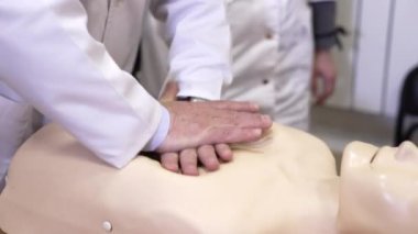 Kalp masajı eğitimi tıbbi prosedür atölyesi. Tıp dersinde suni teneffüs eğitimi için manken.