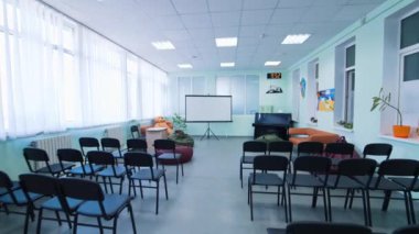 Boş Modern Ofis 'in İçi. Boş konferans odası ve toplantı masası