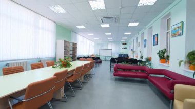 Mobilyalı modern konferans odası. Modern ofisteki konferans odasının içi.