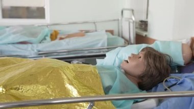 Seyircileri eğitmek için tıbbi mankenleri eğitiyorum. Tıp öğrencileri için tıbbi manikür simülasyonu