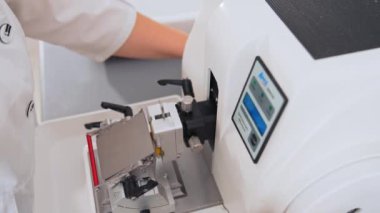 Laboratuvarda analiz hastalıkları koleksiyonu. Analiz için kan tüplerinden örnek alan doktorun elleri.