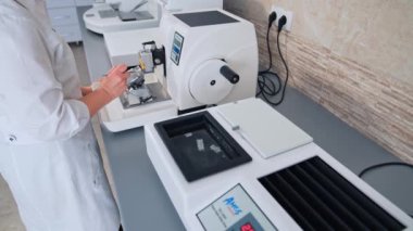 Tam test için örnek. Laboratuvar teknisyeni klinik laboratuarında örnek çiziyor.