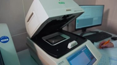 Örnek toplamak için şişelerle doldur. Laboratuvarda hemşire doktor tarafından yapılan test süreci