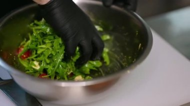 Lokanta mutfağında yemek hazırlıyorum. Modern restoran mutfağında vejetaryen yemekleri pişirmek.