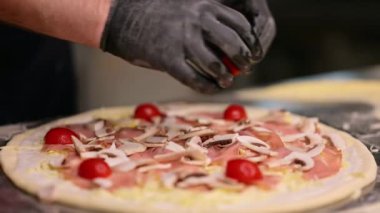 Geleneksel İtalyan pizzası pişirmek. Profesyonel fırıncı geleneksel İtalyan pizzasını hazırlıyor