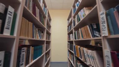 Tıp kitaplarıyla dolu kütüphane rafları. Kütüphane rafında satılık modern tıp kitapları