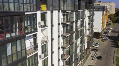 Yeni evin havadan görünüşü. Şehir sakinleri için yeni ev cephesi