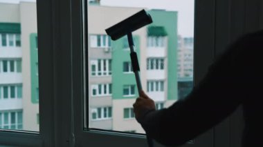 Çalışan el temizleme camı. Pencereyi silecek ve silecekle temizleyeceğim.