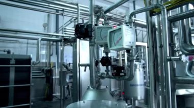 Süt ürünleri fabrikasındaki ekipman. Modern süt ürünleri fabrikasında teknolojik ekipman