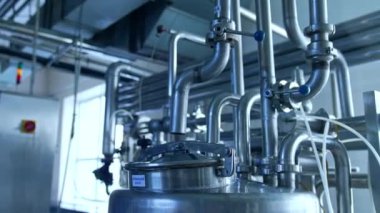 Sanayi Sütü Üretim Tesisi. Modern çelik makineleri, meşrubat üretim fabrikasının endüstriyel taşıma hattında.