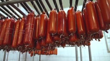 Pakette tütsülenmiş peynir. Süt fabrikasındaki metal bir tramvayda ipte asılı sigara içtikten sonra işlenmiş peynir.