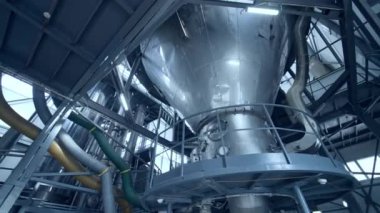 Üretim mandırasında endüstriyel atölye. Modern süt fabrikasında endüstriyel üretim hattı