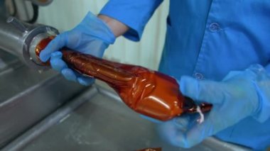 Peynir Üretimi Modern Santral. Süt ürünleri fabrikasında peynir üretim atölyesi