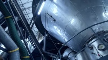 Süt fabrikasındaki depo. Mandıra fabrikası, metal tüplü endüstriyel ekipman.