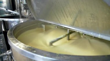 Süt ürünleri endüstrisinde tereyağı üretim hattı. Süt ürünleri fabrikasındaki tereyağı üretimini kapat