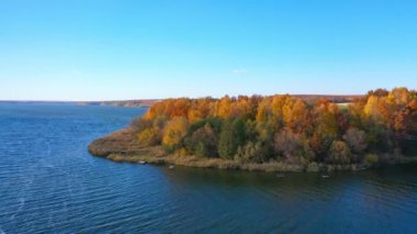 Sonbaharda nehir manzarası. Sonbahar boyunca nehrin havadan görünüşü
