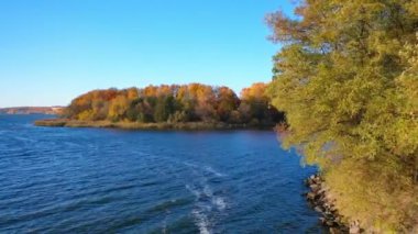 Sonbahar ormanı ve havadan gelen nehir. Ormanın ve nehrin arka planında sonbahar.