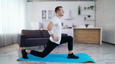 Spordan önce ısınma. Spordan önce evde paspasın üzerinde ısınma.