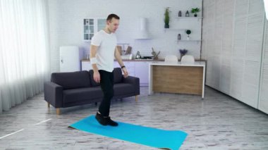 Spordan önce hazırlık. Spordan önce paspasın üzerinde ev hazırlığı