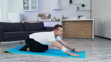 Evde paspasın üzerinde ısınma turları. Spor müsabakalarından önce evde ısınma turları.