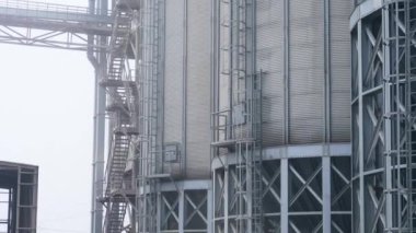 Büyük boy tahıl depolama asansörü. Tarım sektörü için metal sanayi siloları