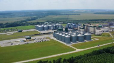 Büyük bir tahıl deposu. Karayolu yakınında büyük bir tahıl tankı